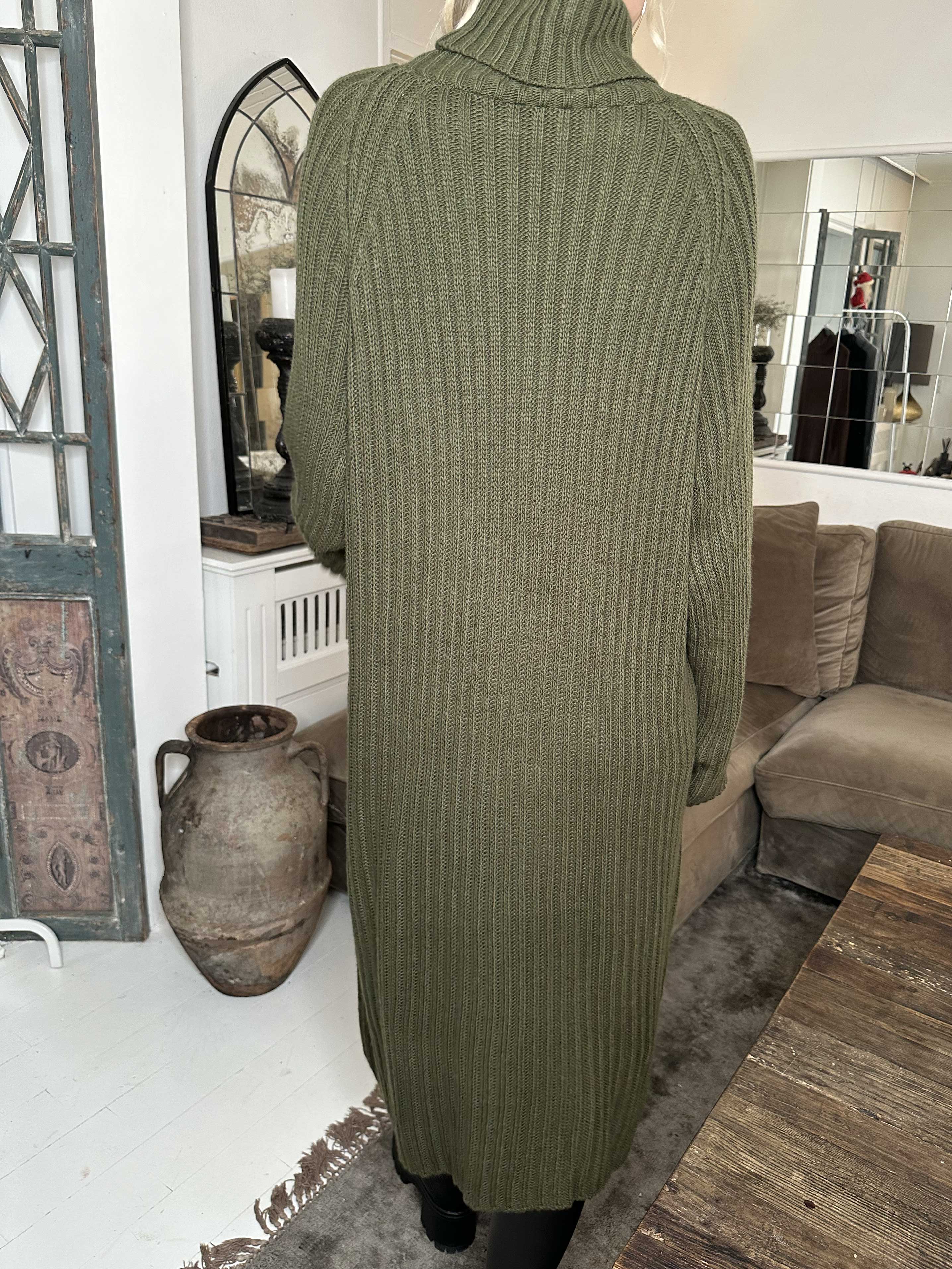 Milu - Lång stickad klänning med ribbstickning